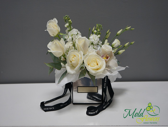 Box with white roses ''Mirror of the soul'' photo